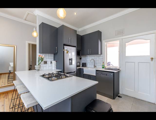 2 BEDROOM APARTMENT TO LET IN SEA POINT